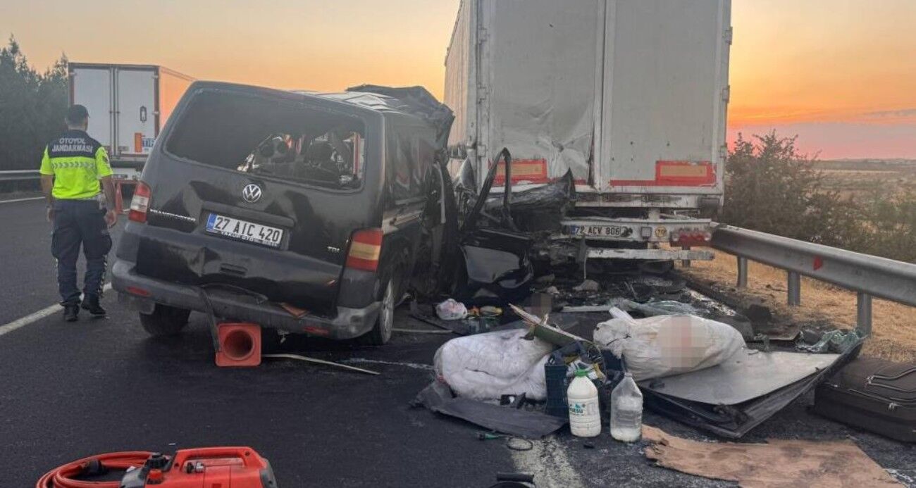 Feci kaza! Park halindeki tıra minibüs çarptı: 2 ölü, 2ağır yaralı!