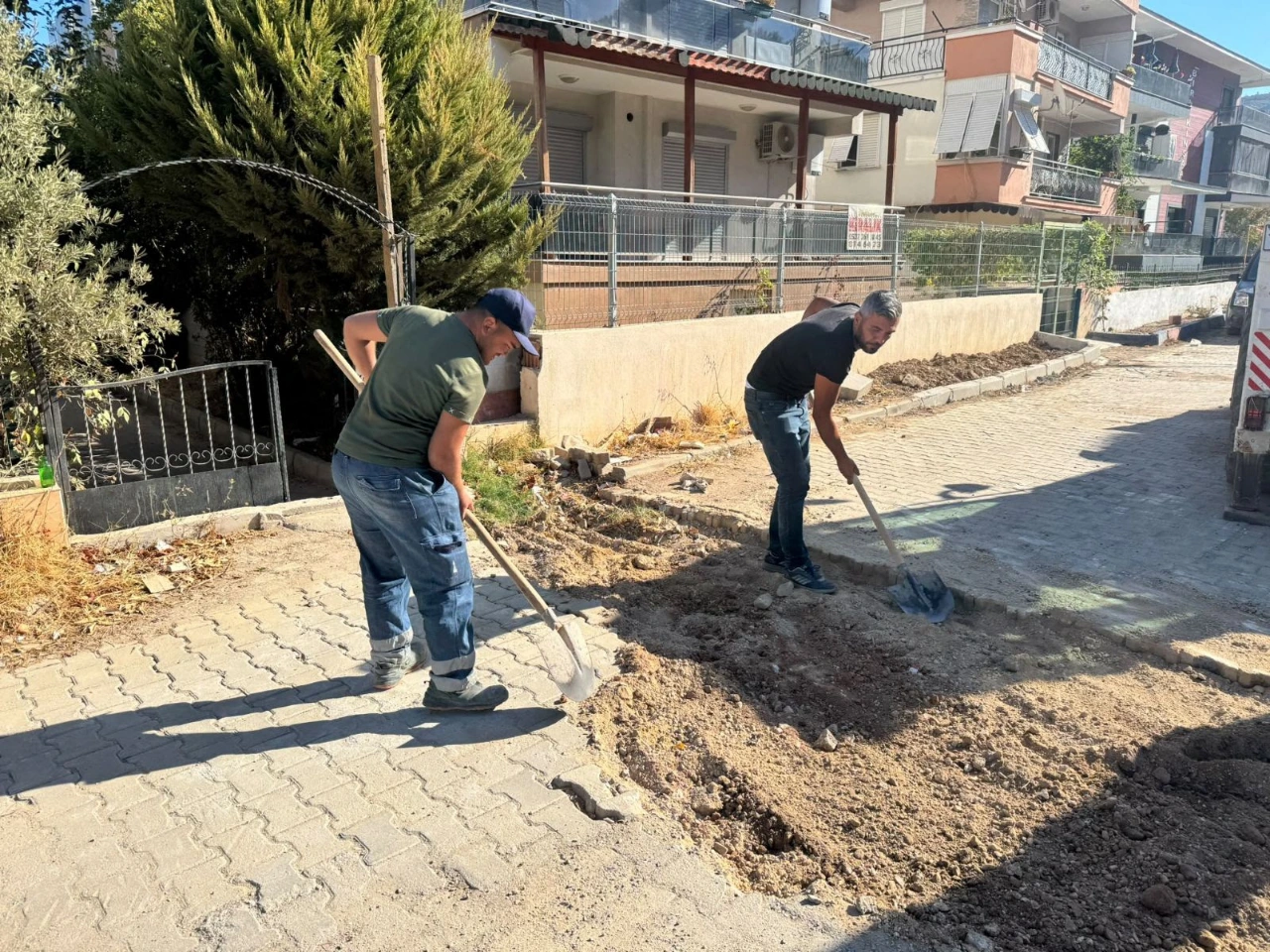 Foca Belediyesi Ve Izbetondan Yol Mesaisi Yenibakishaber (1)