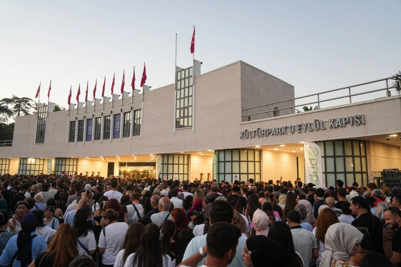 İEF’de yıldız yağmuru: Açıkhava sahnesi dolu dolu