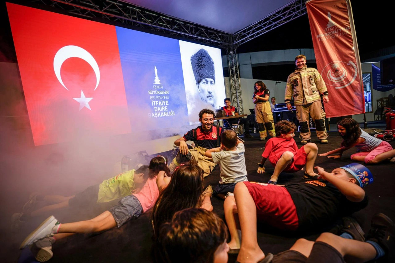 Itfaiyeciler Bu Kez Cocuklar Icin Sahneye Cikti Yenibakishaber (1)