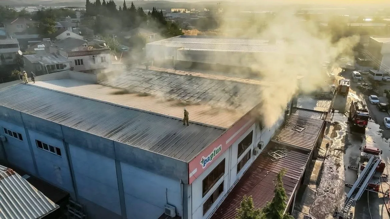 Izmir Gaziemirde Alevler Yukseldi Is Yeri Kule Dondu (2)