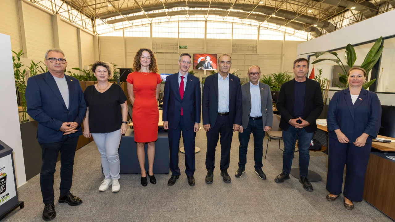 Izmir Ile Ingiltere Arasinda Kati Atik Is Birligi Gundemi Yenibakishaber