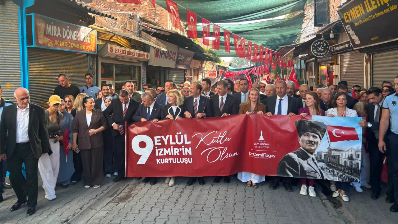 Izmir In Kurtulusunda Chp Li Vekiller Yuruyuse Katilmadi Yenibakishaber