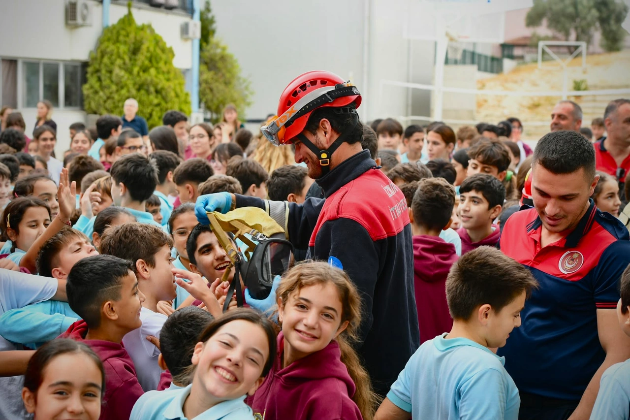 Izmir Itfaiyesi Ogrencileri Acil Durumlara Hazirliyor Yenibakishaber (1)