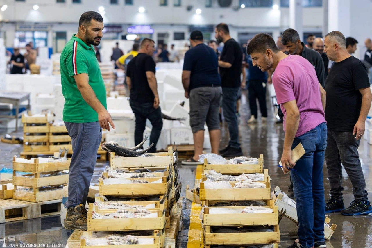 Izmirli Balikcilar Vira Bismillah Dedi Ilk Baliklar Tezgahta Yenibakishaber (2)