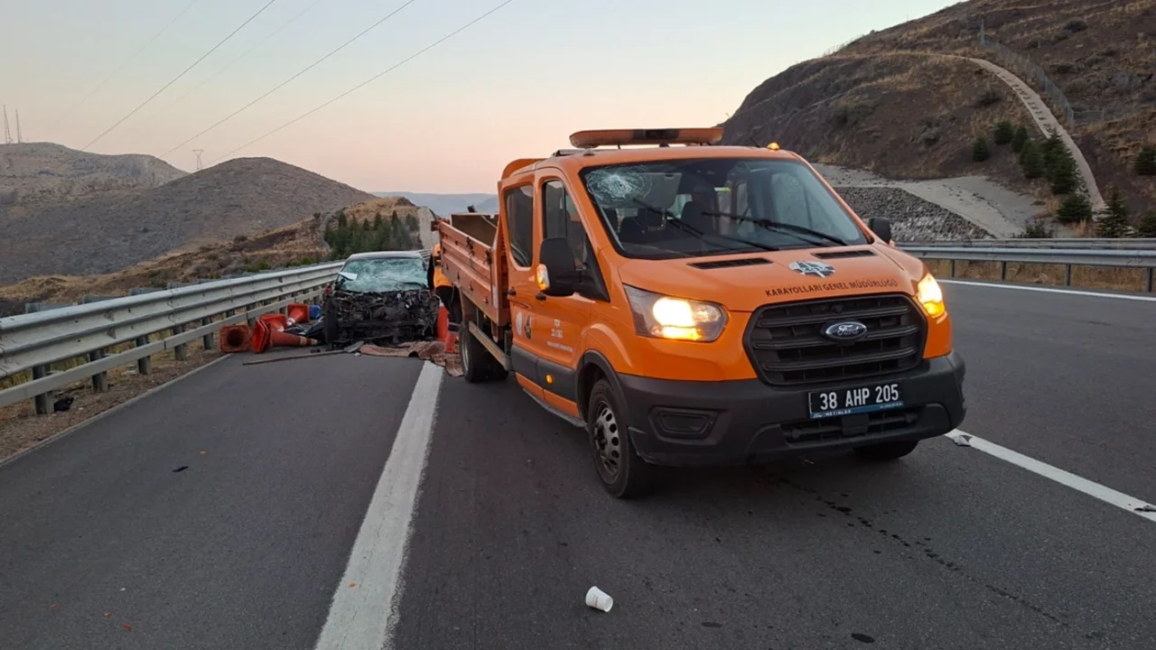 Emniyet şeridinde bulunan kamyonete çarpan otomobildeki yolcu öldü