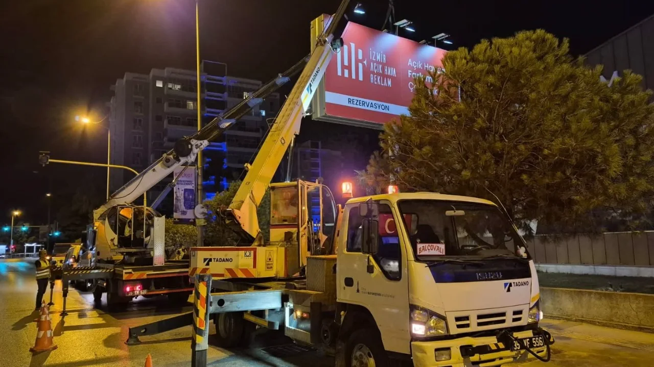 Karsiyakadaki Reklam Alani Krizi Buyuyor Buyuksehirden Cok Sert Aciklama Yenibakishaber (1)