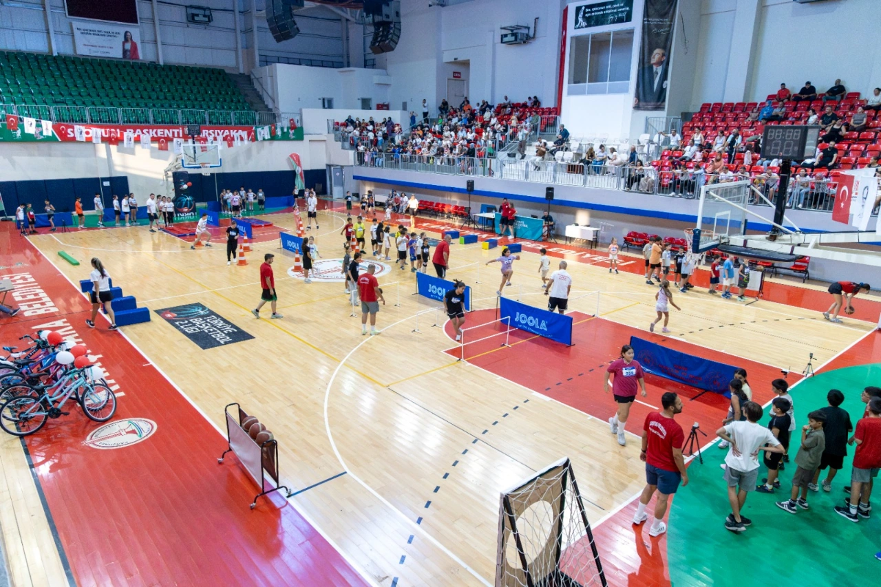 Karsiyakanin Kucuk Sporculari Buyuk Finalde Bulustu Yenibakishaber