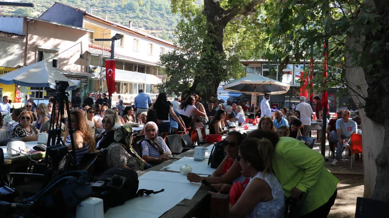 Kilicdaroglu Izmirdeki Programinin Ikinci Gununde Kaynaklarda Halk Ile Bulustu (1)