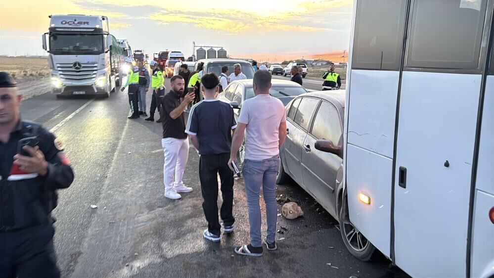Kum fırtınası zincirleme kazaya neden oldu: Çok sayıda yaralı var!
