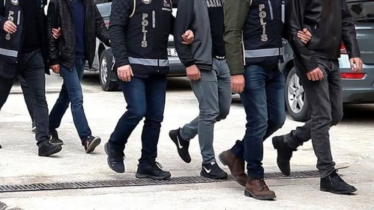 8 ülkede yakalanan 76 aranan kişi Türkiye'ye iade edildi