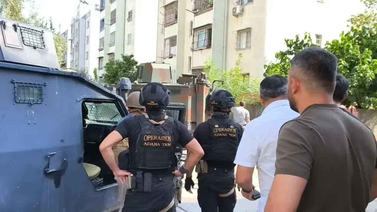 Polis yakalamak için adrese gitti, şüpheli el bombasıyla kendini eve kilitledi