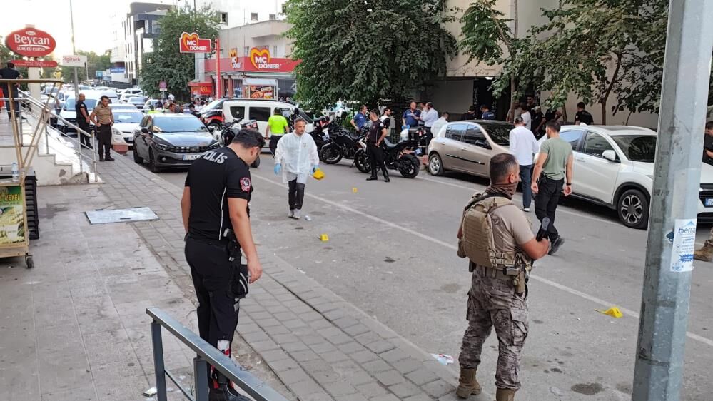 Silahlı kavga caddeyi savaş alanına çevirdi: 3 yaralı