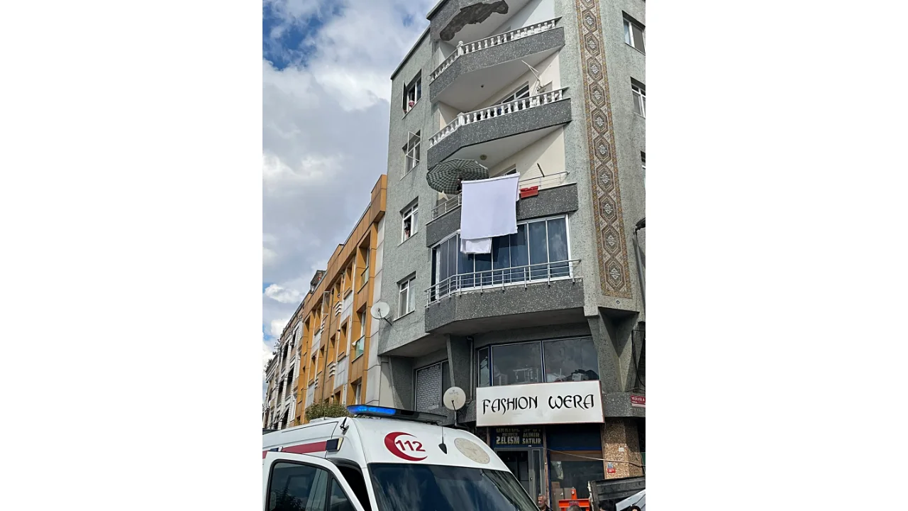 Temizlik yaptığı sırada 5'inci kattaki balkondan düşen kadın hayatını kaybetti