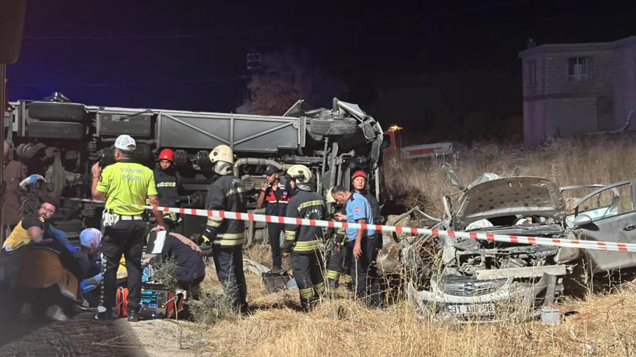 Yolcu Minibusu Ile Otomobil Carpisti Cok Sayida Olu Ve Yarali Var