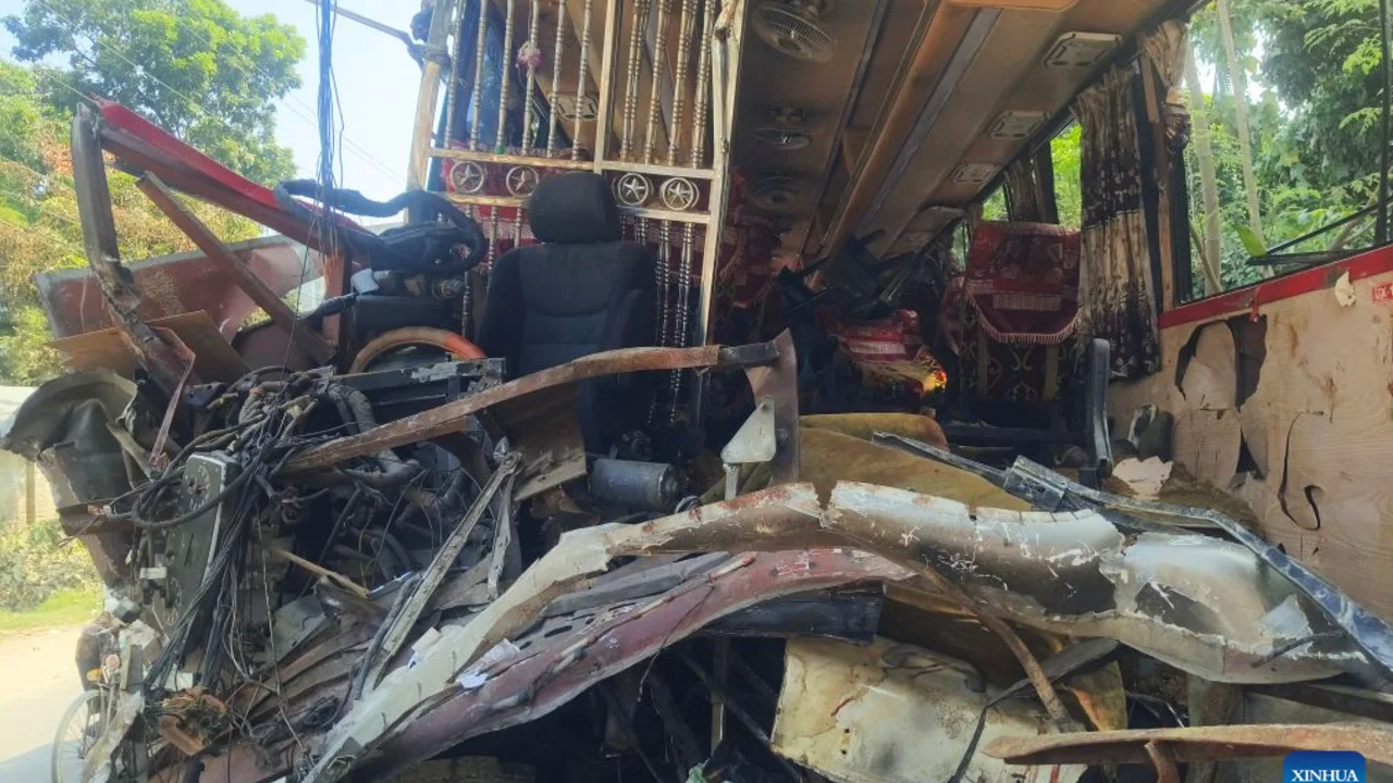 Bangladeste Otobus Ile Kamyon Carpisti 14 Olu 20 Yarali Yenibakishaber (2)