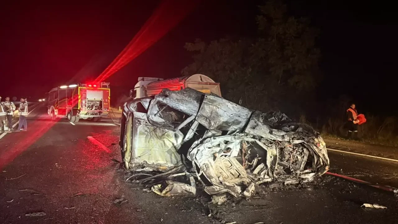 Bariyerlere çarpan otomobil yanarak karşı şeride geçti: 1 ölü