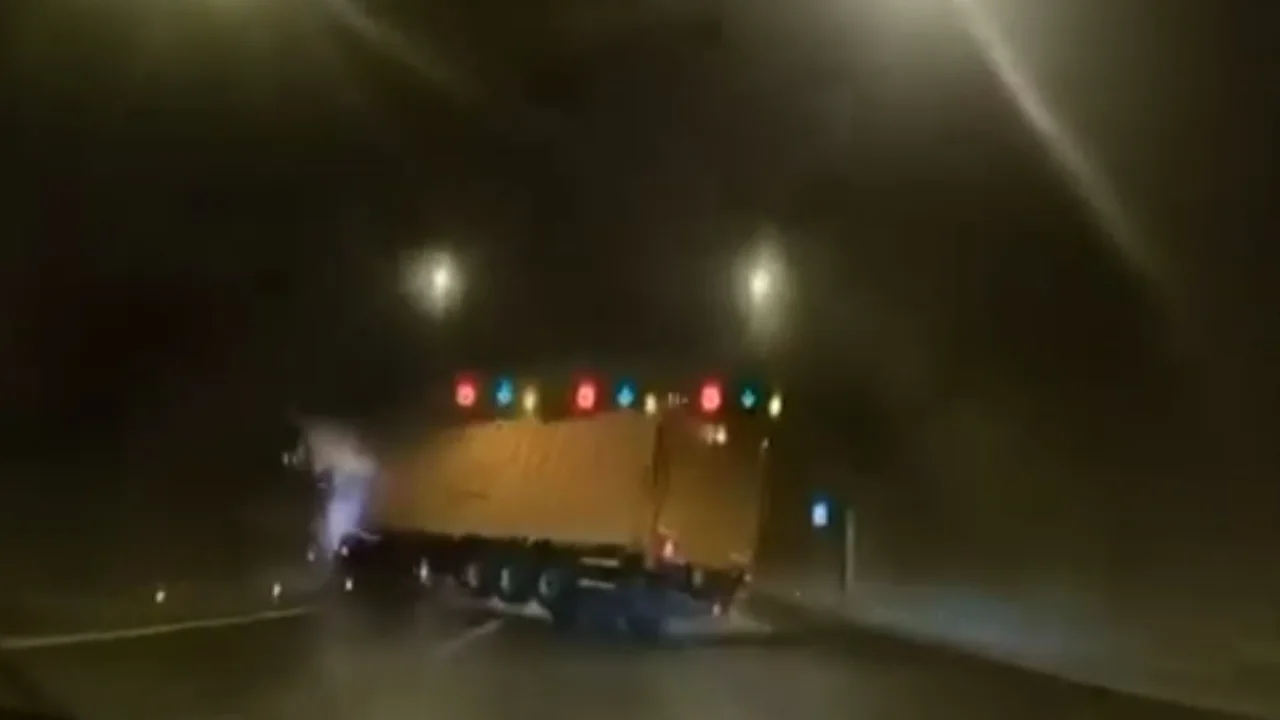 İzmir Bayraklı'da kontrolden çıkan tır devrilmekten son anda kurtuldu