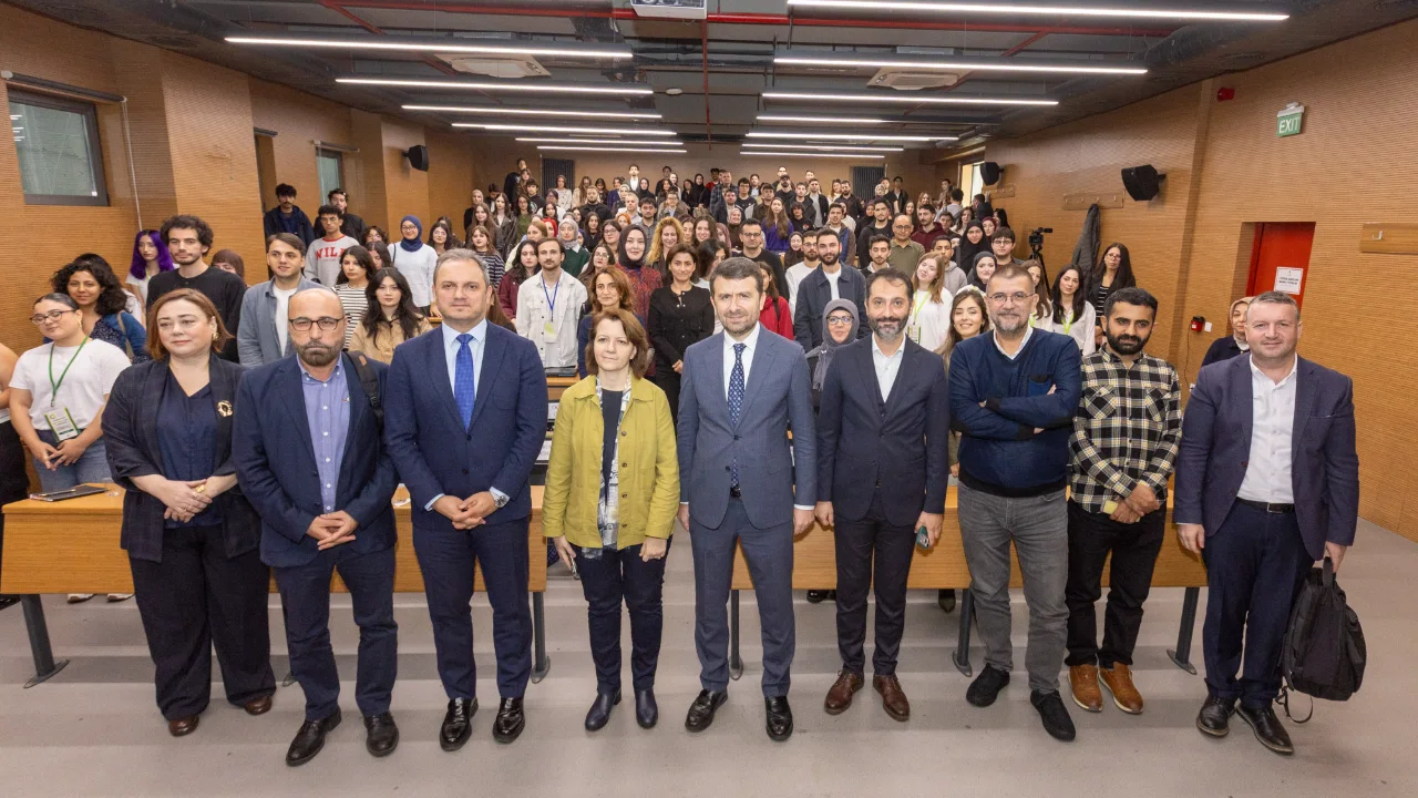 Bik Genel Muduru Cay Istanbul Universitesi Ogrencileriyle Bulustu Yenibakishaber