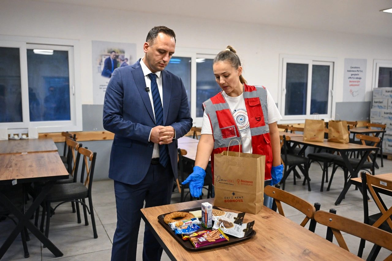Bornova Da Ogrencilerin Beslenme Cantalari Belediyeden Yenibakishaber (2)
