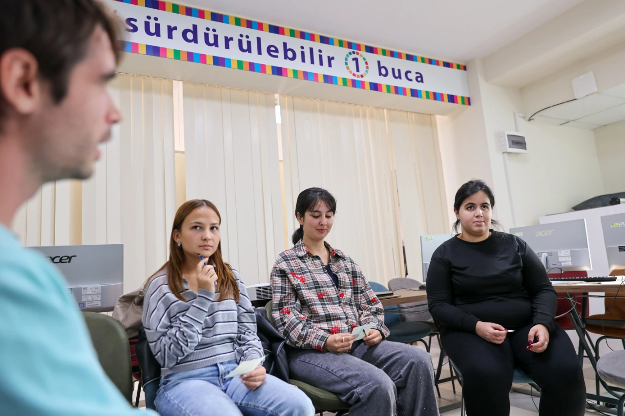 Buca Da Genclerin Yabanci Dil Gelisimine Destek Yenibakishaber