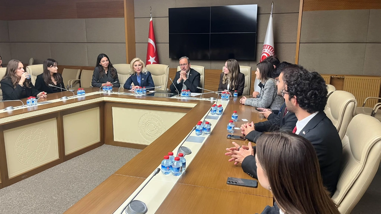 Bursali Ve Kasapoglu Izmirli Ogrencileri Meclis Te Agirladi Yenibakishaber (1)