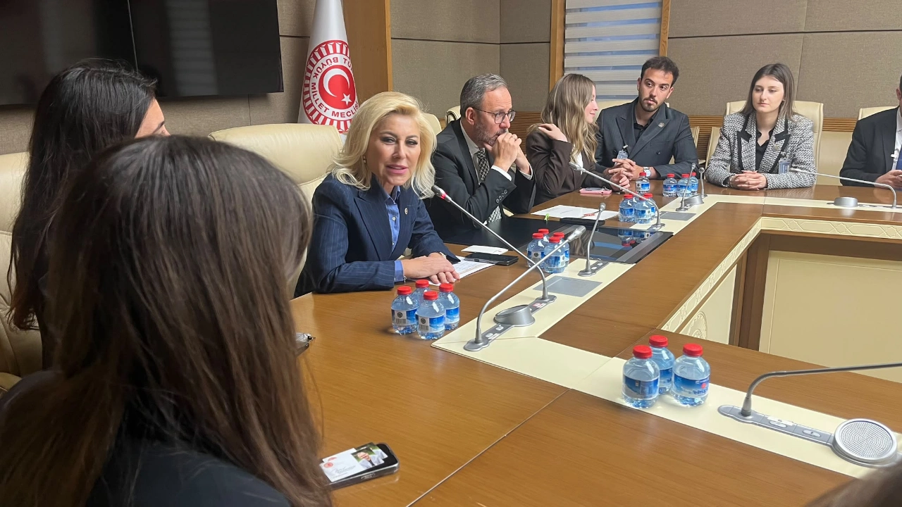 Bursali Ve Kasapoglu Izmirli Ogrencileri Meclis Te Agirladi Yenibakishaber (2)
