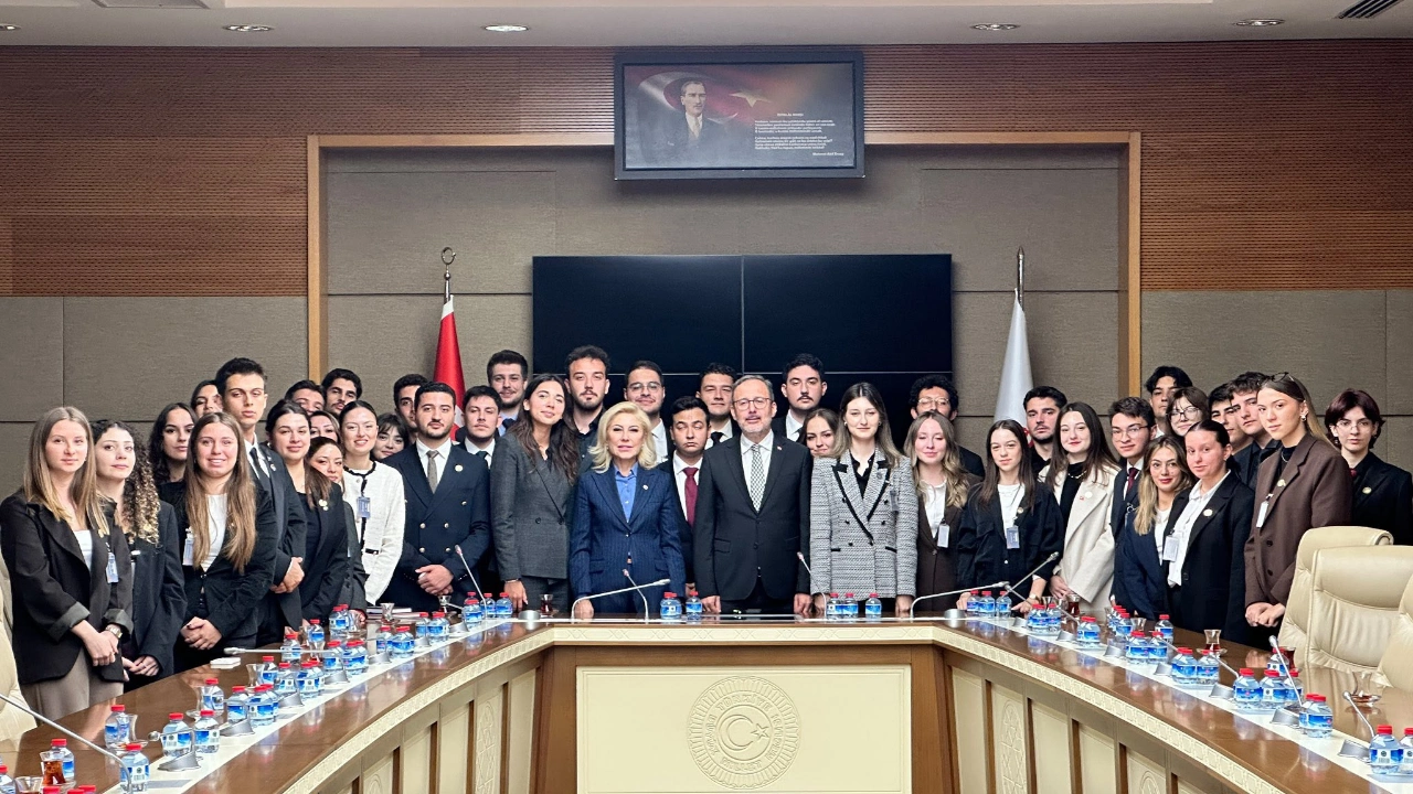 Bursali Ve Kasapoglu Izmirli Ogrencileri Meclis Te Agirladi Yenibakishaber