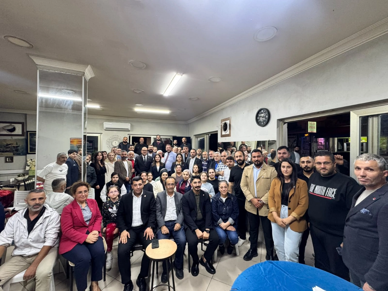 Chp Bayrakli Da 57 Yeni Uyeye Rozet Takti Yenibakishaber