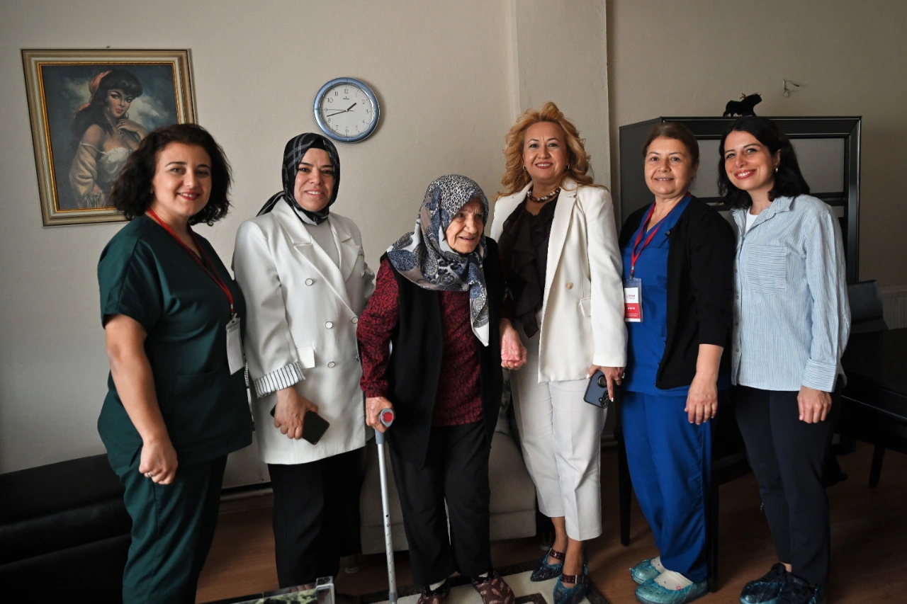 Dunya Yaslilar Gunu Nde Bornova Dan Anlamli Ziyaret Yenibakishaber (2)