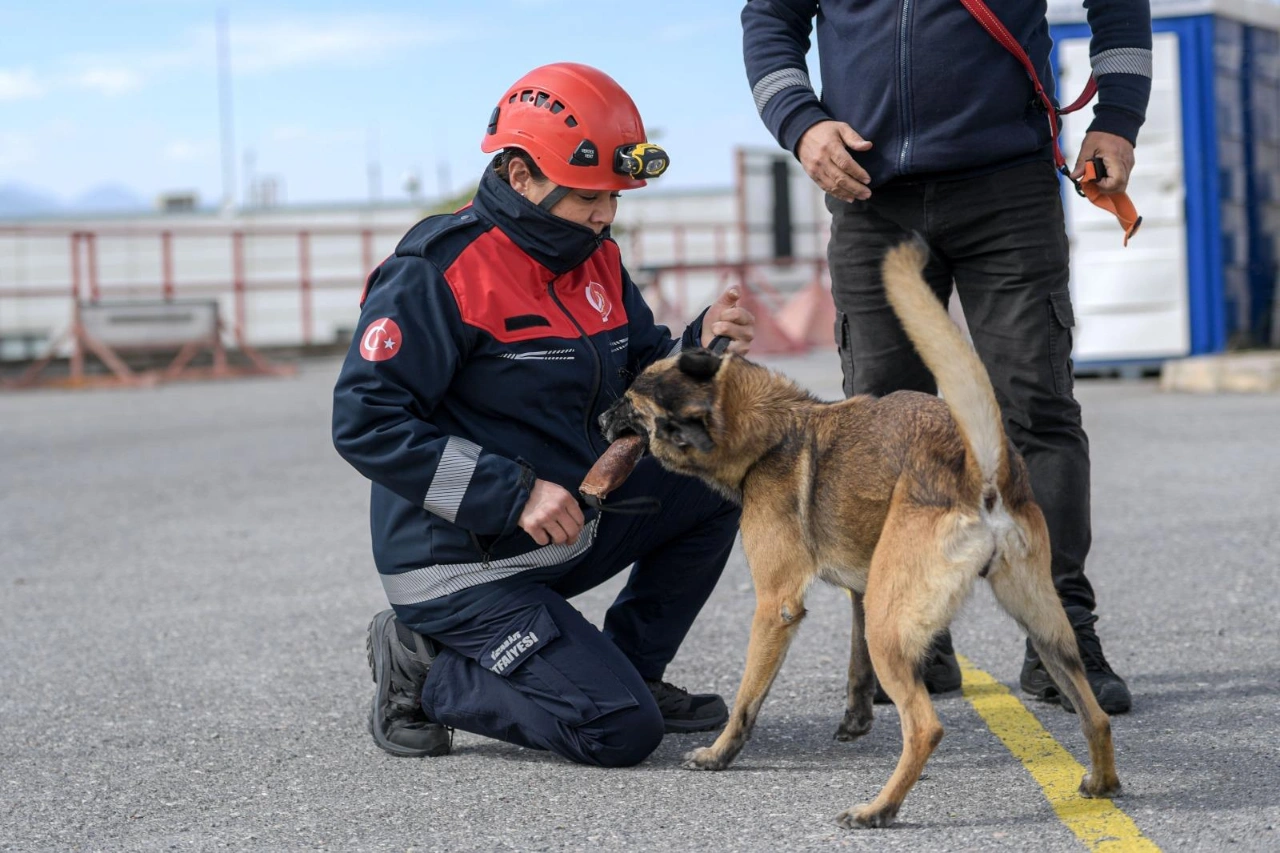 Enkazda Oglunu Kaybeden Anne Simdi Hayat Kurtariyor Yenibakishaber (1)