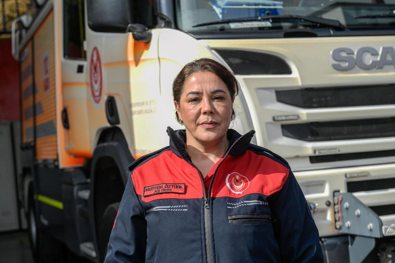 Enkazda Oglunu Kaybeden Anne Simdi Hayat Kurtariyor Yenibakishaber (4)