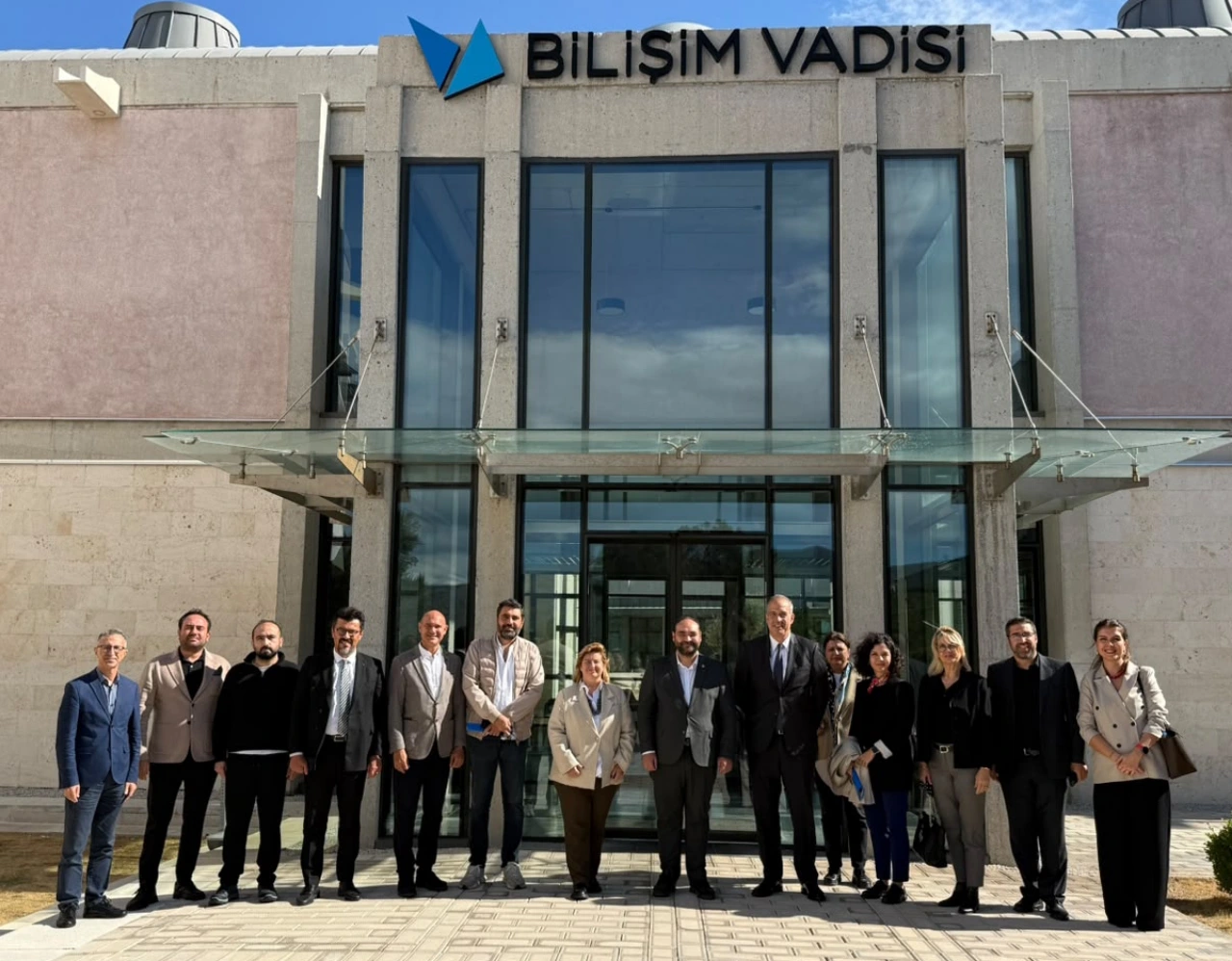 Esiad Baskani Zorlu Teknoloji Ile Is Dunyasi Arasindaki Bag Guclenmeli Yenibakishaber
