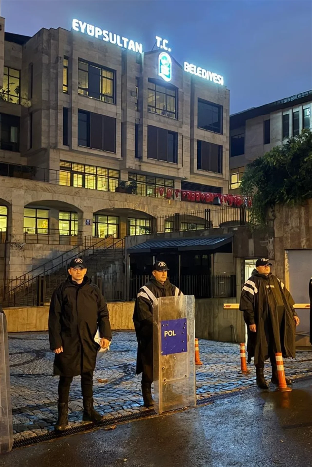 Eyupsultan Belediye Baskani Ozmen In De Aralarinda Oldugu 28 Supheli Gozaltina Alindi Yenibakishaber (1)