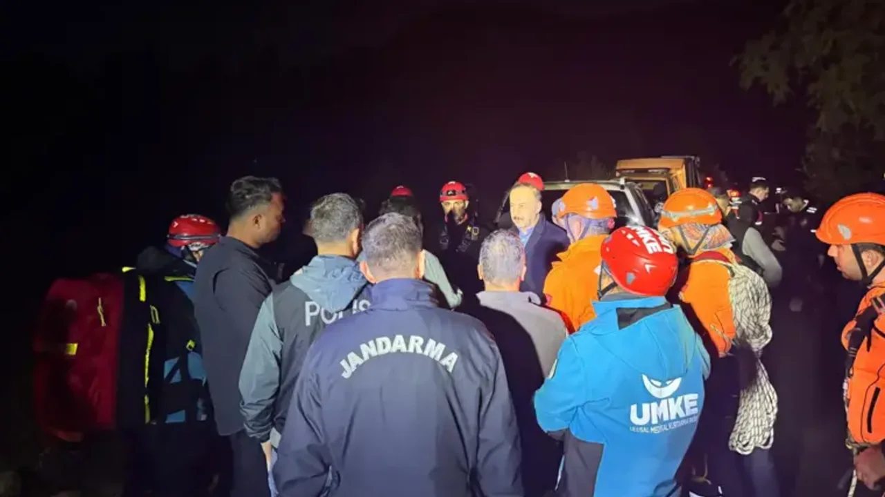 Ihh Gonullu Ekibi Kanyonda Kayboldu 1 Olu 13 Kayip Yenibakishaber (2)