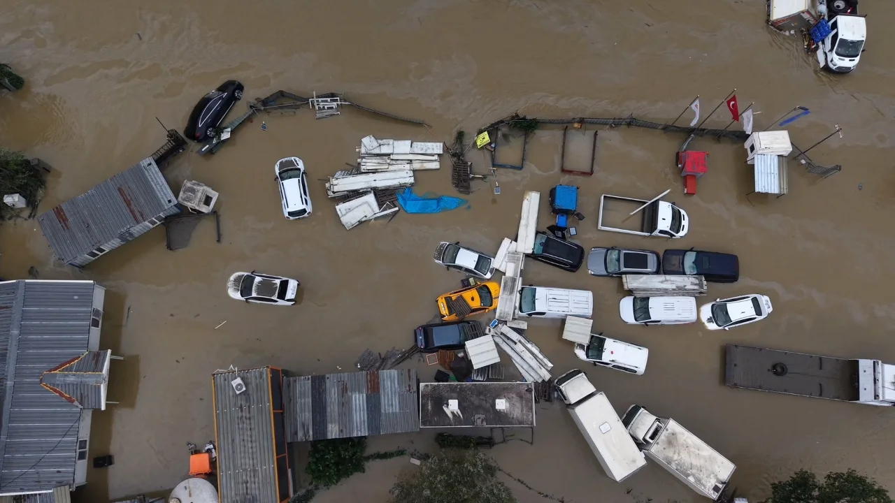 Istanbul Valiligi Acikladi Sel Felaketinde Kac Su Baskini Heyelan Mahsur Kalma Ihbari Yap (1)