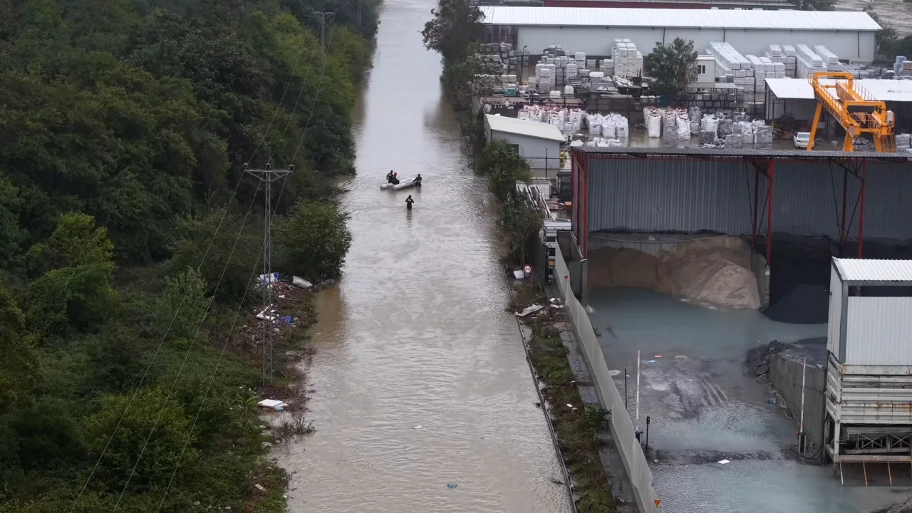 Istanbul Valiligi Acikladi Sel Felaketinde Kac Su Baskini Heyelan Mahsur Kalma Ihbari Yap (2)