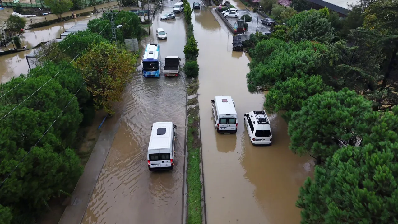 Istanbul Valiligi Acikladi Sel Felaketinde Kac Su Baskini Heyelan Mahsur Kalma Ihbari Yap (3)