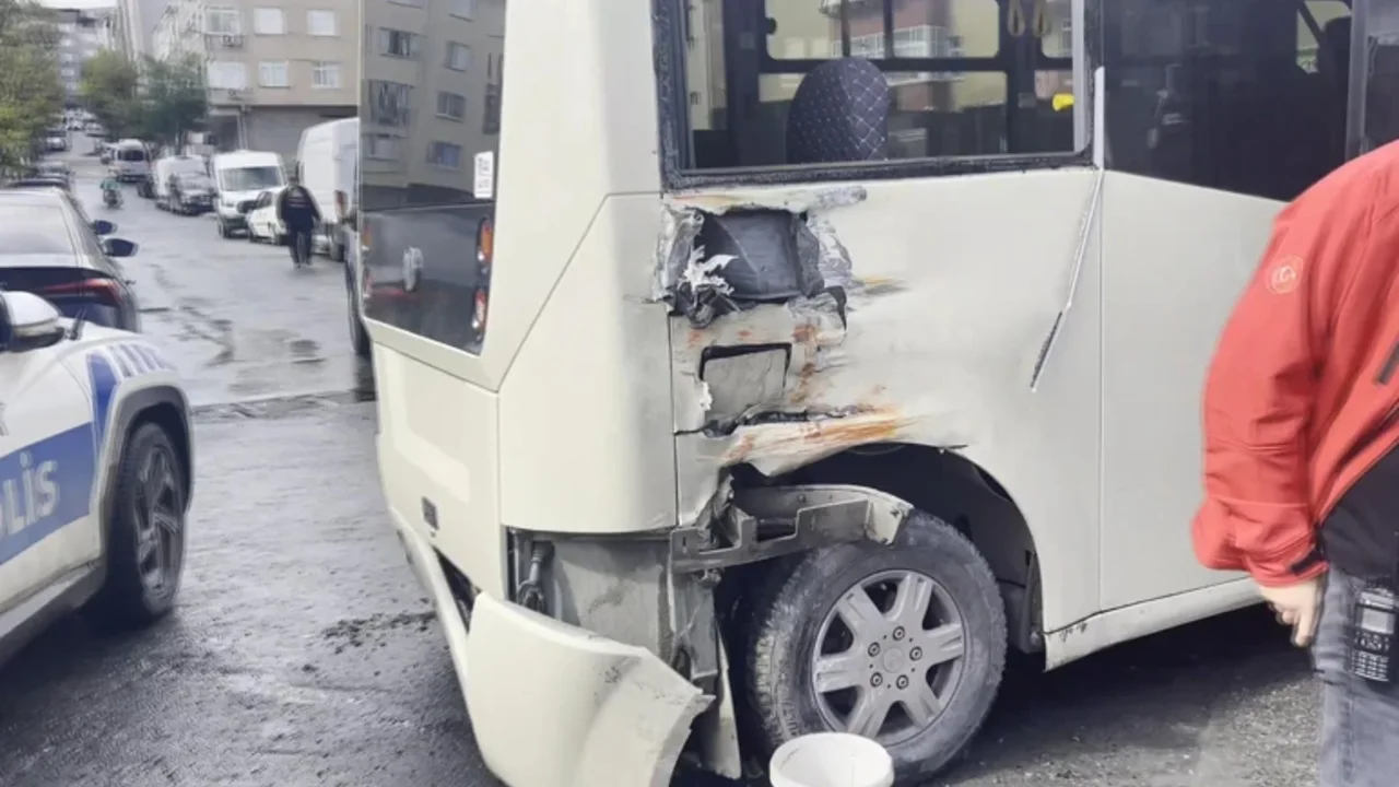 Istanbulda Tramvay Minibuse Carpti Yaralilar Var (1)