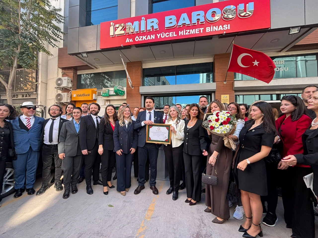 Izmir Barosu Nun Yeni Baskani Mazbatasini Aldi Yenibakishaber