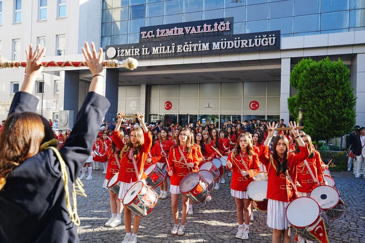 Izmir De 29 Ekim Heyecani Bando Takimlari Sahne Aldi Yenibakishaber (2)