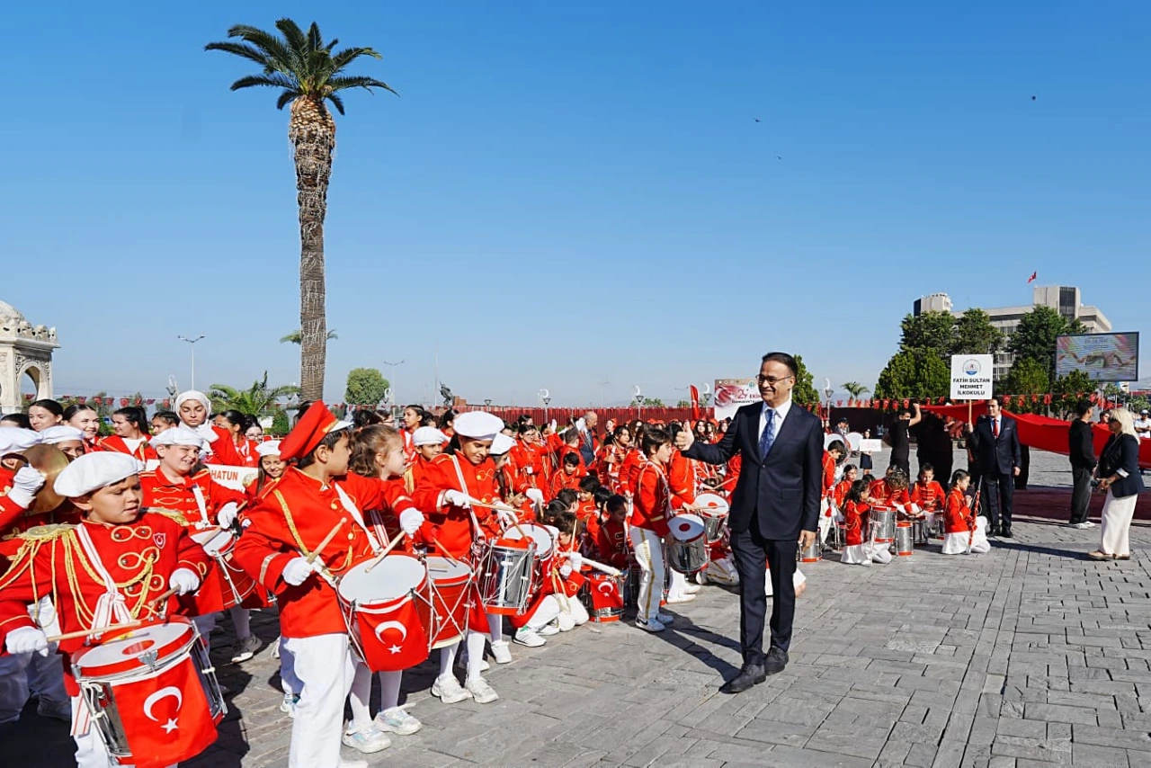 Izmir De 29 Ekim Heyecani Bando Takimlari Sahne Aldi Yenibakishaber