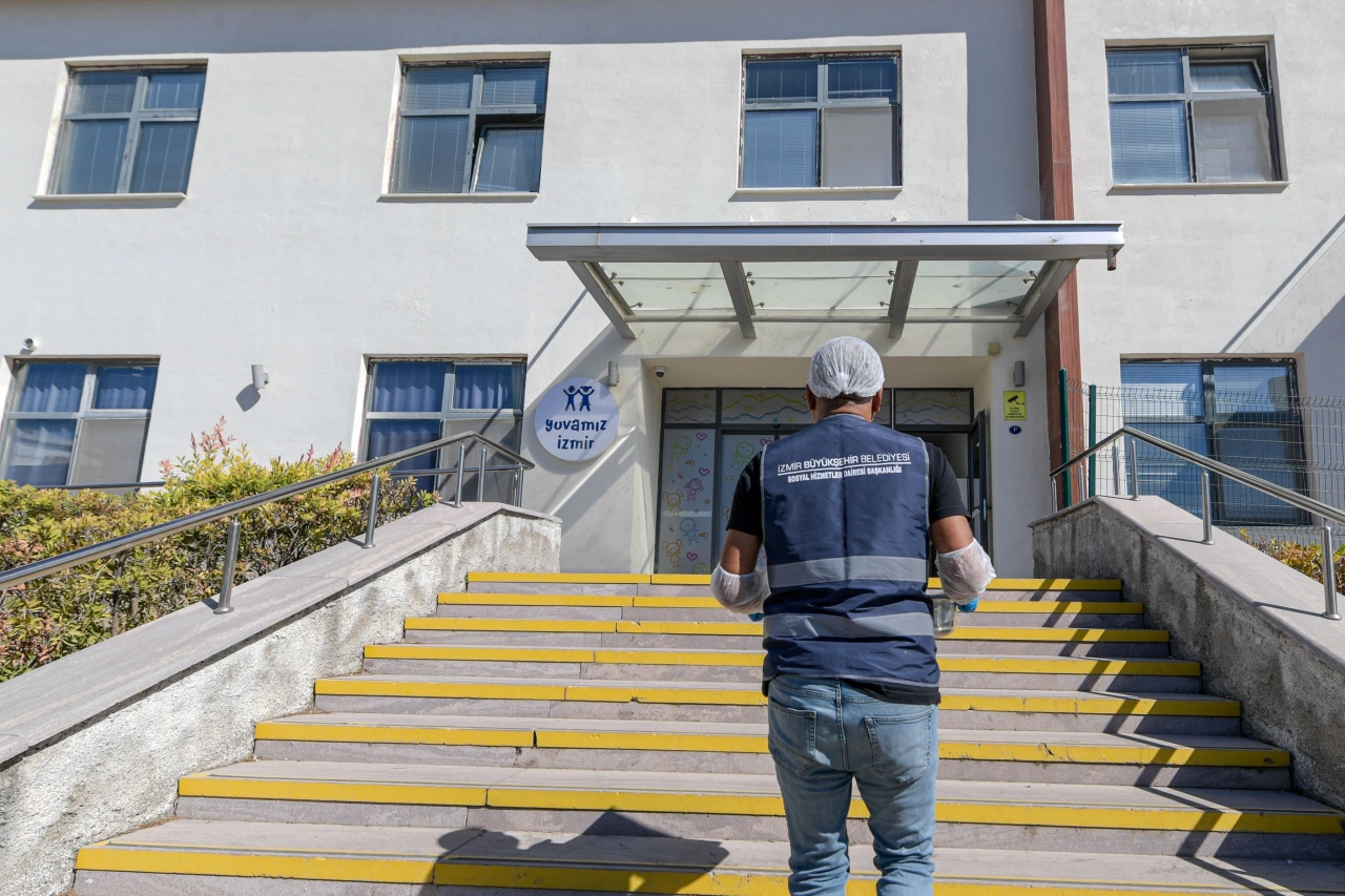 Izmir De Cocuklarin Uc Ogun Yemegi Belediyeden Yenibakishaber (2)