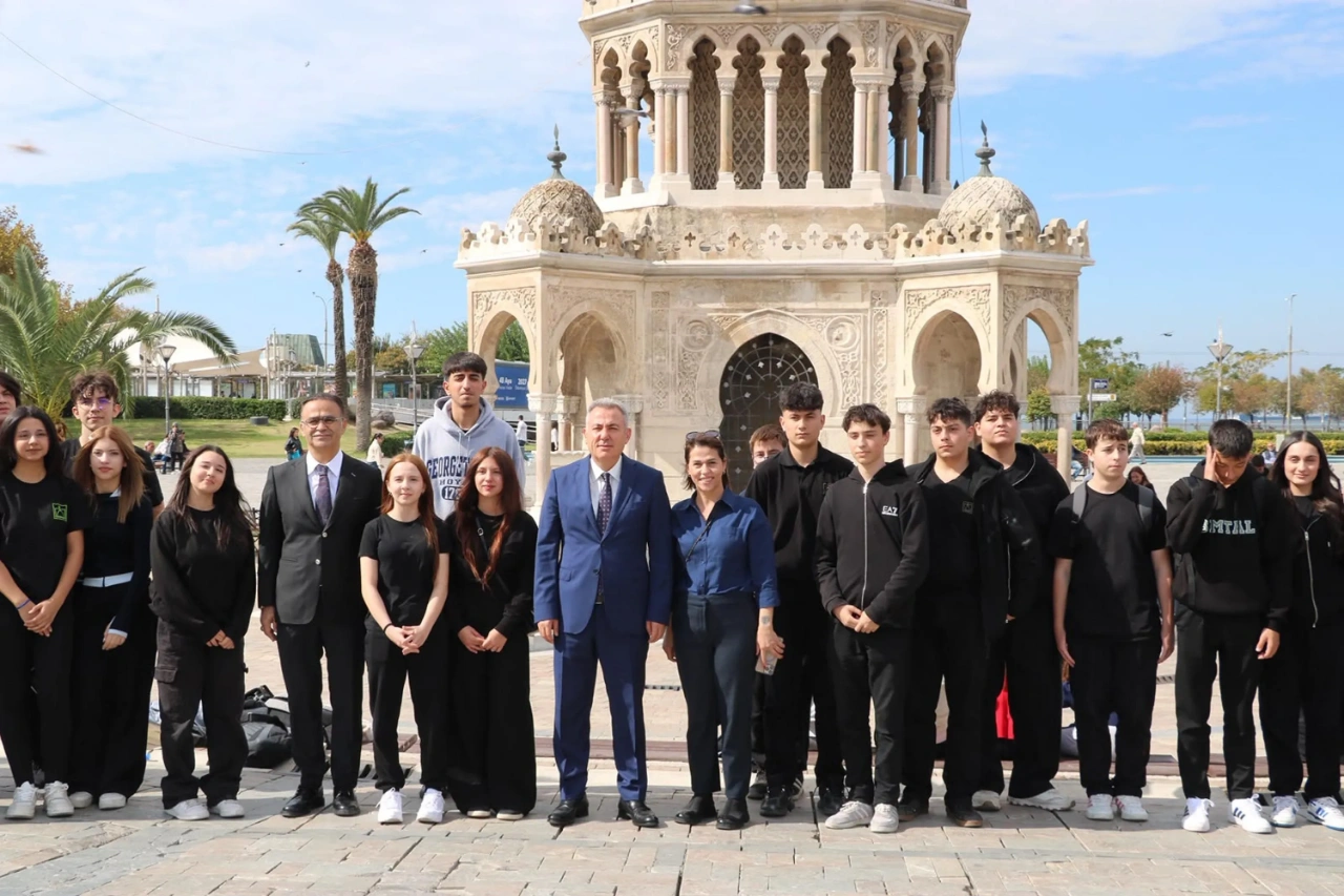 Izmir De Cumhuriyet Coskusu Ilk Ilmek Vali Elban Dan Yenibakishaber (1)