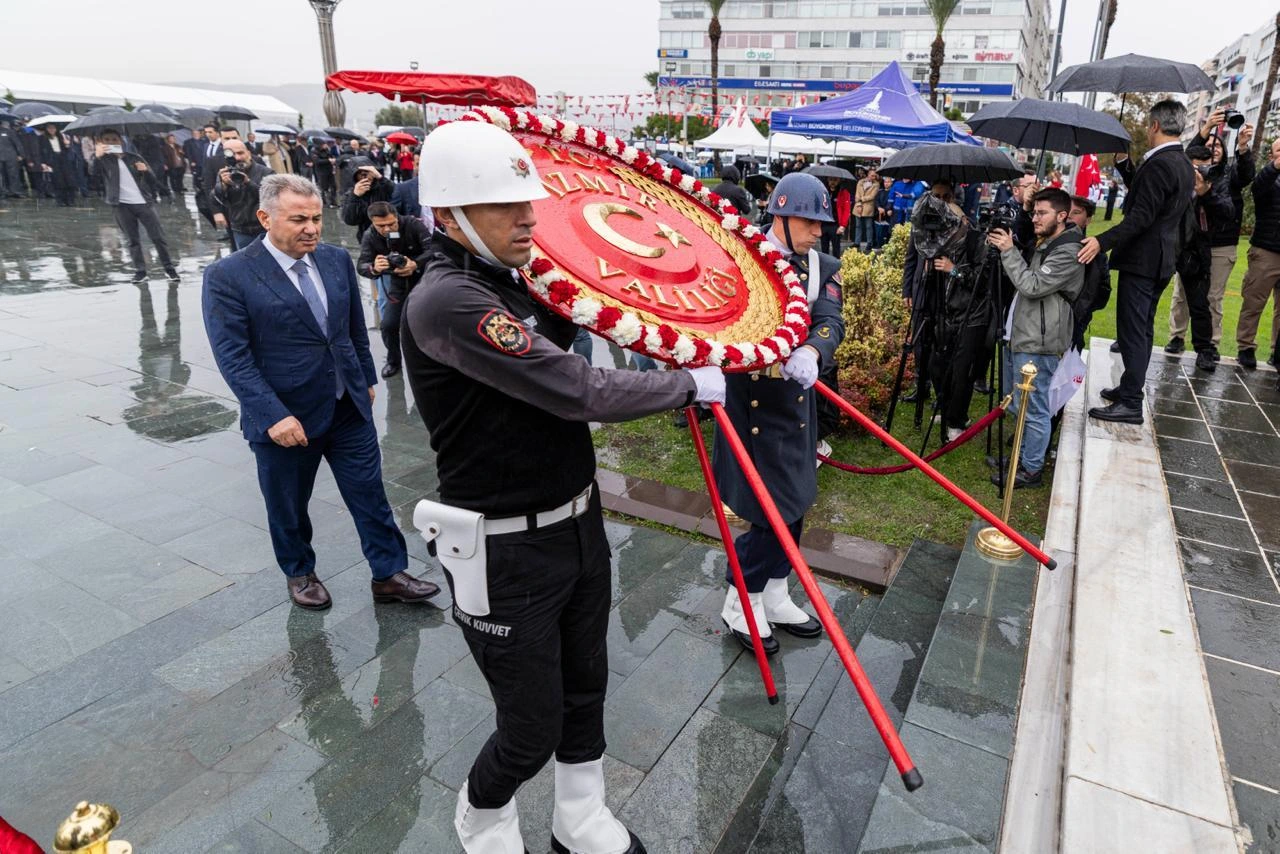 Izmir De Cumhuriyet Kutlamalari Celenk Sunma Toreni Ile Basladi Yenibakishaber (1)
