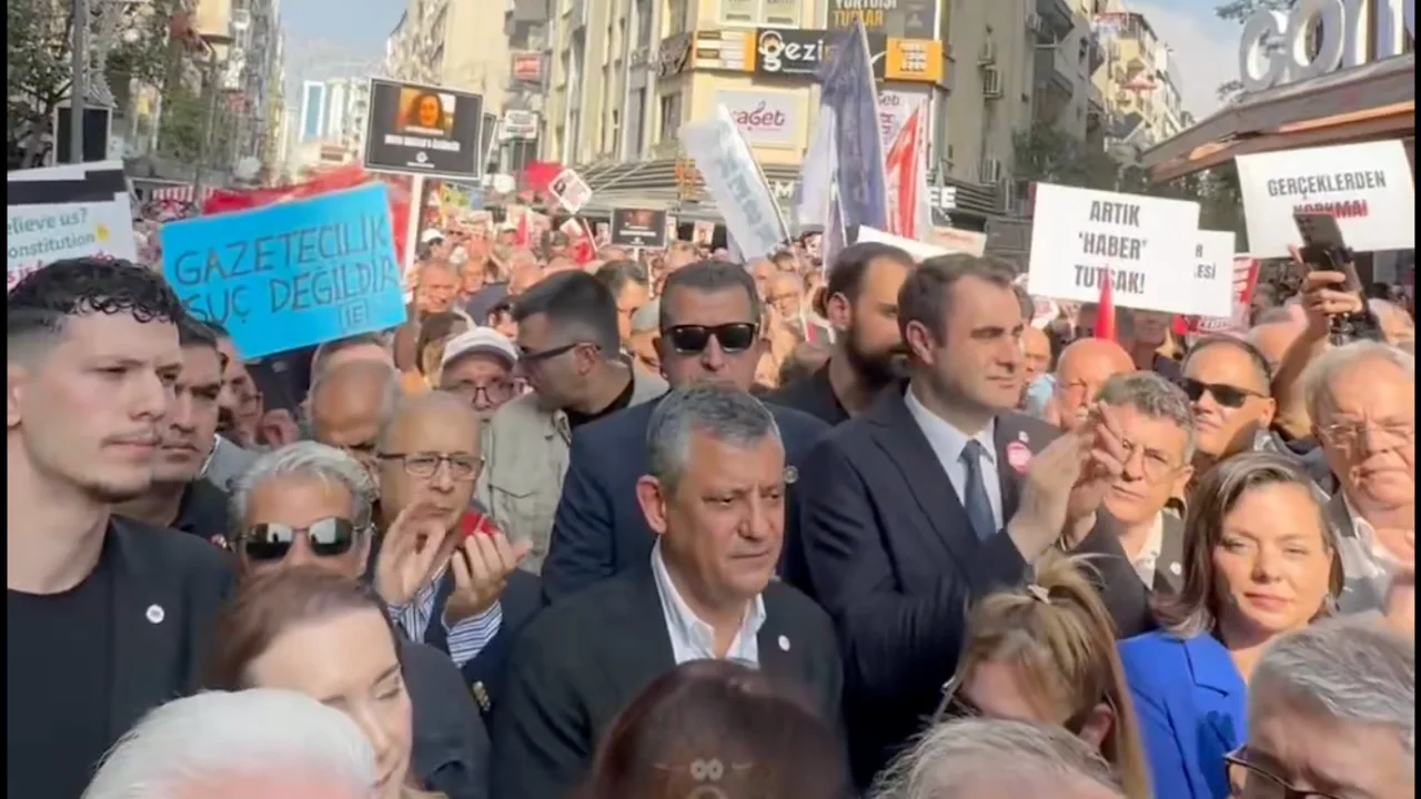İzmir’de Sansüre hayır yürüyüşüne Özgür Özel de katıldı