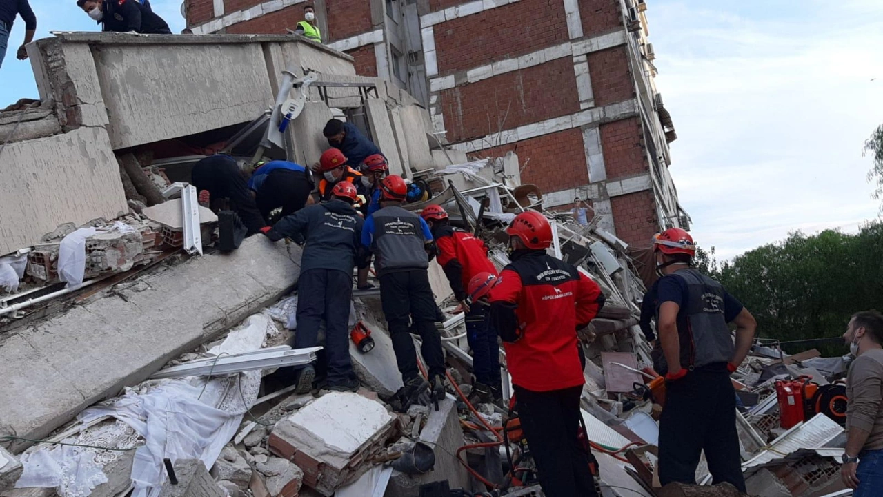 Izmir Depreminde Hayat Kurtaran Itfaiyeciler O Gunu Anlatti Yenibakishaber (1)
