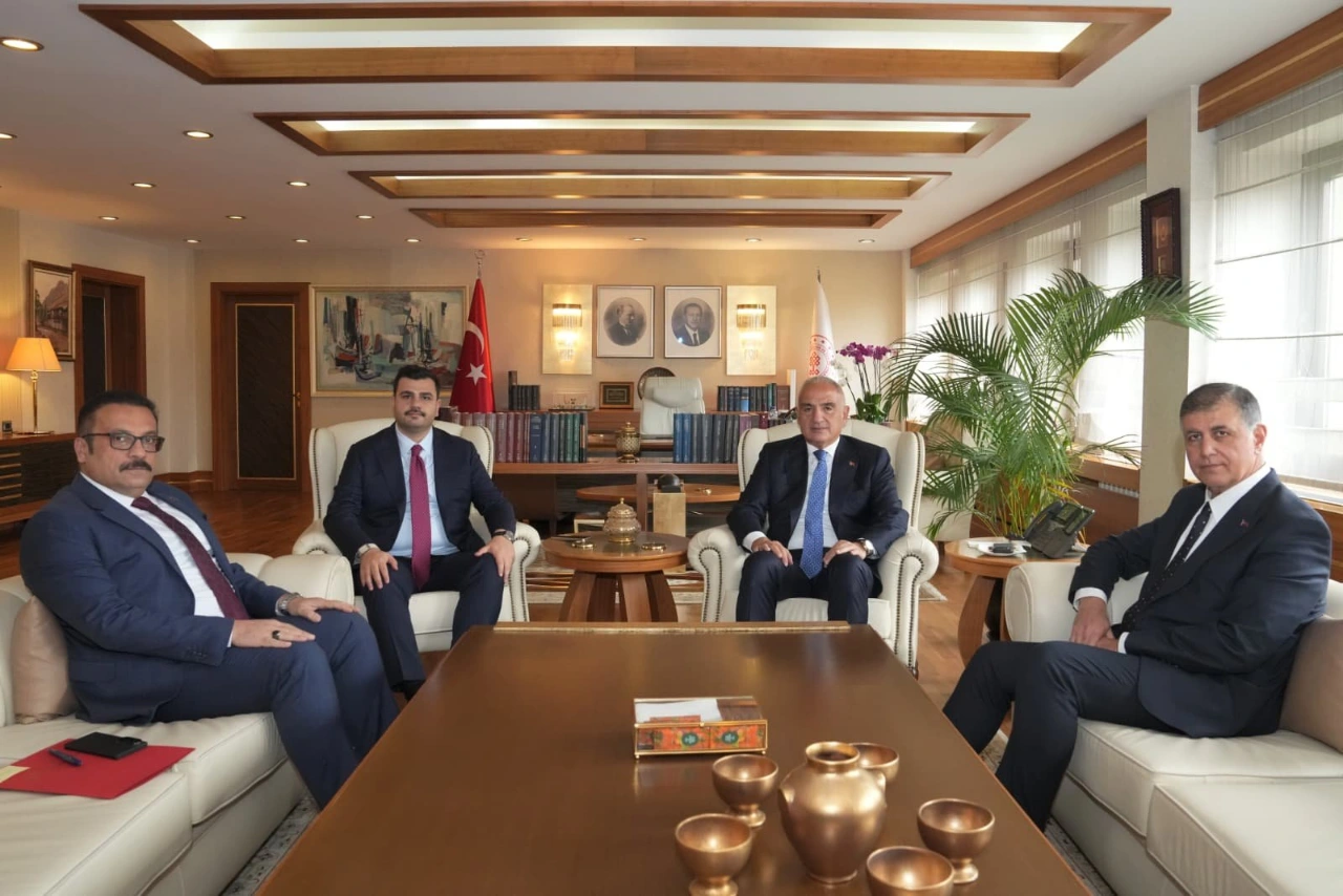 Izmir In Turizm Potansiyeli Bakan Ersoy Un Gundeminde Yenibakishaber (1)