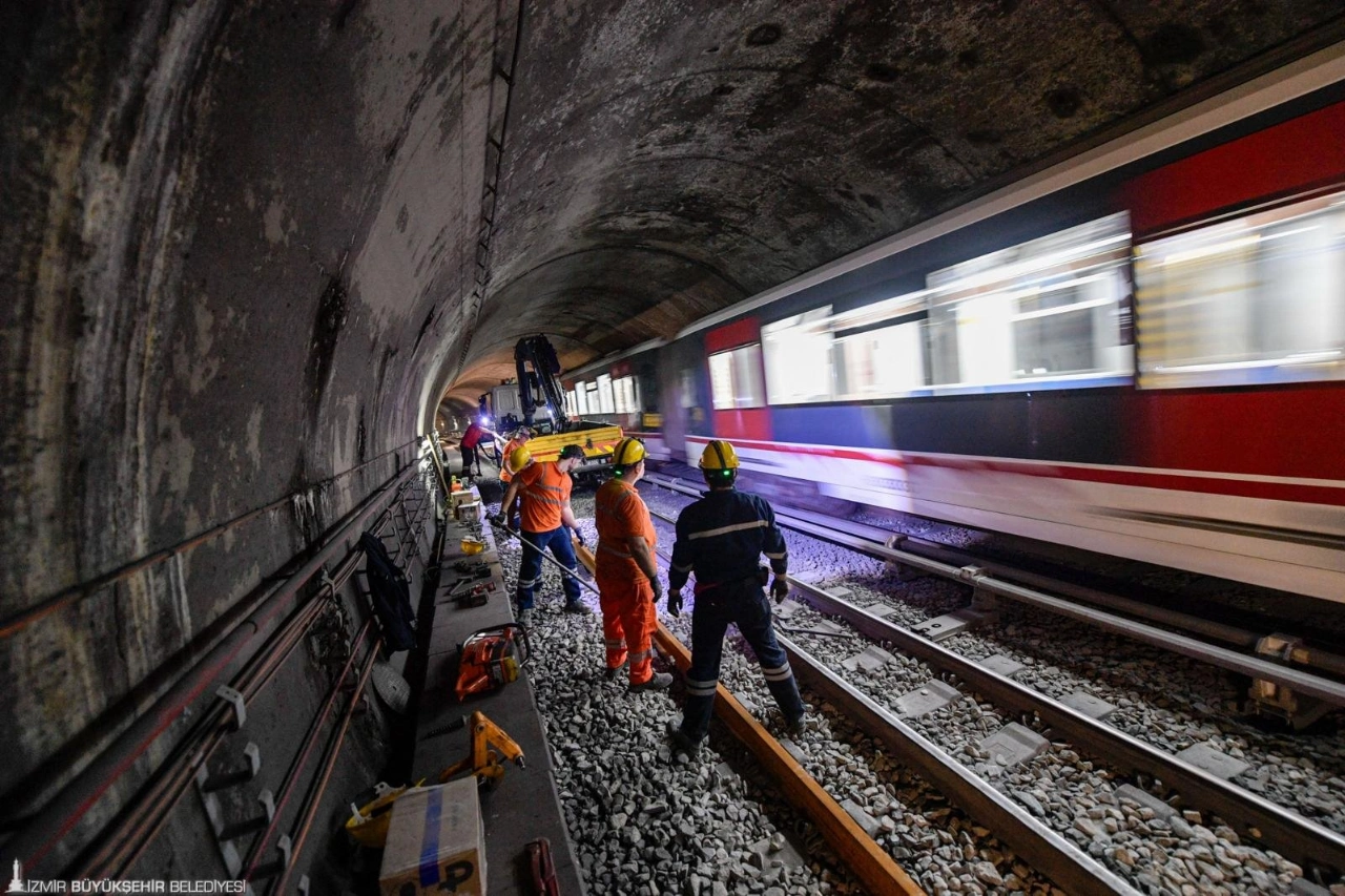 Izmir Metrosu Nda Gece Mesaisi Raylar Tek Tek Degistiriliyor Yenibakishaber (1)