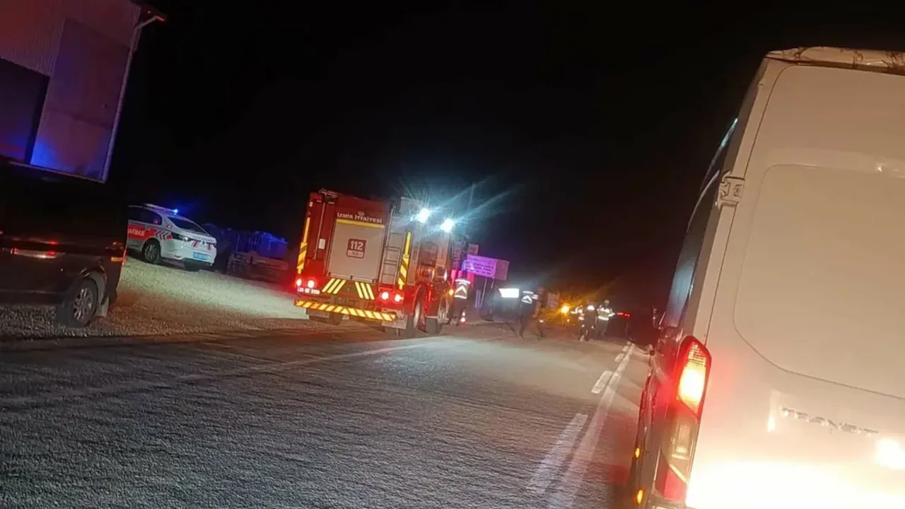 İzmir'de 4 kişilik aileye minibüs çarptı: Can kayıpları var